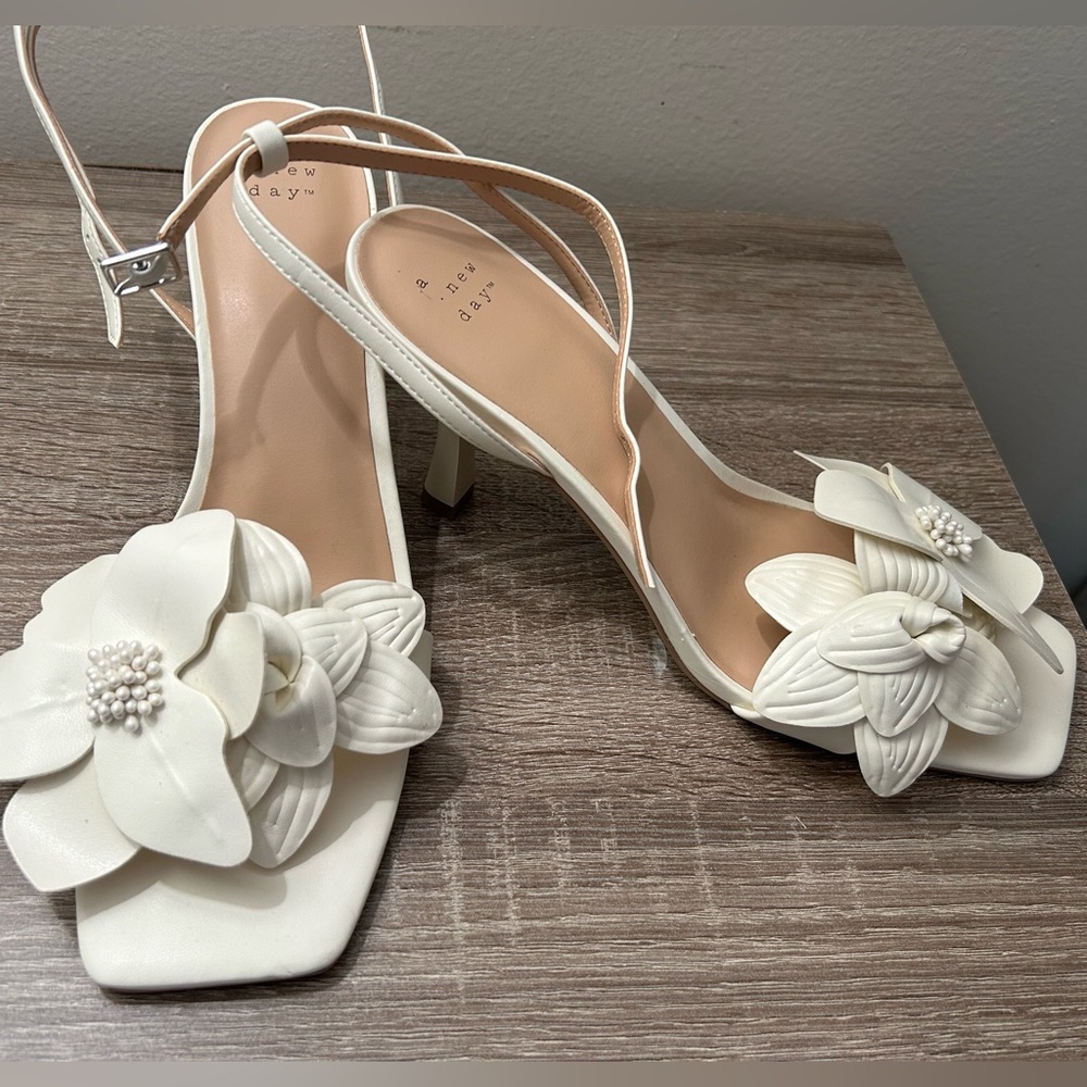NWOT A New Day Flower Kitten Heel